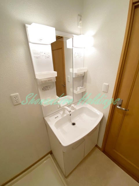 洗面設備　明るい洗面所です