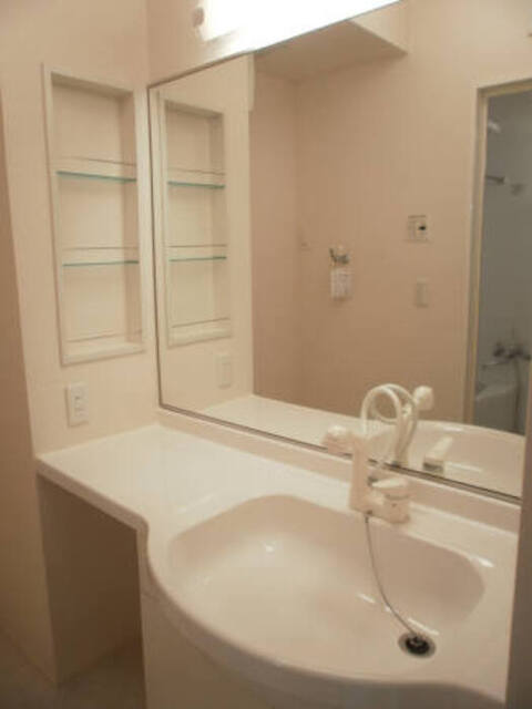 洗面設備　大きな鏡の大型洗髪洗面化粧台なのでオシャレ♪