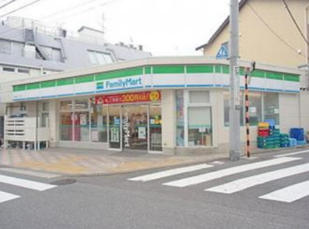 コンビニ　ファミリーマート 田園調布二丁目店（コンビニ）まで621m