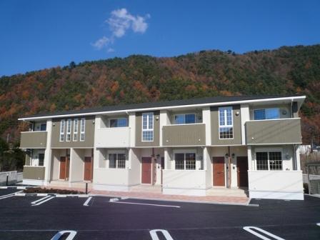 建物外観　南面駐車場