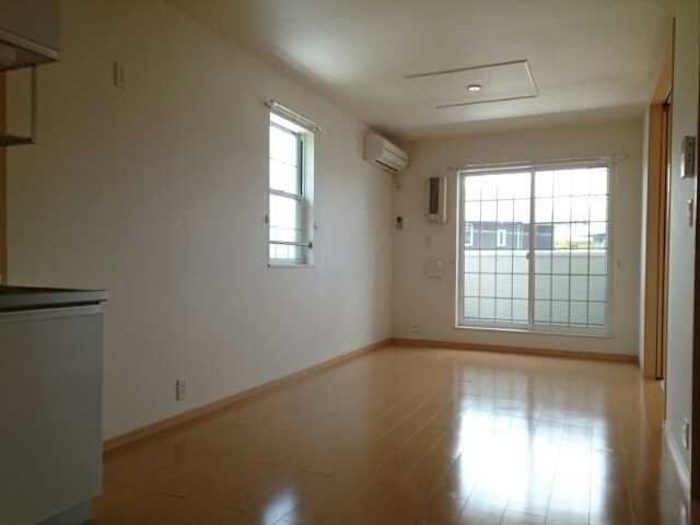 居室・リビング　角部屋で窓があります