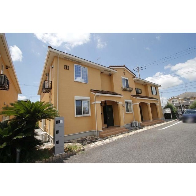 建物外観　（南欧風の外観がお洒落な印象）