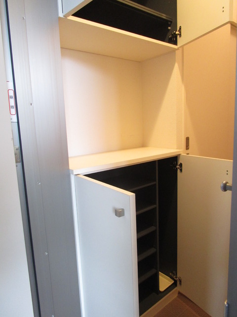 玄関　上下にあるシューズボックス