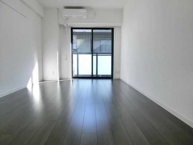 その他部屋・スペース　洋室フローリング。９帖以上の広さ。