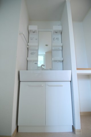 洗面設備　独立洗面台、朝の身支度には欠かせません