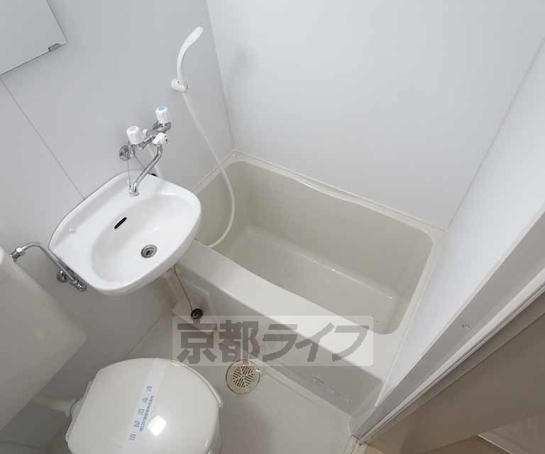 バス・シャワールーム　清潔感のあるお風呂ですね。