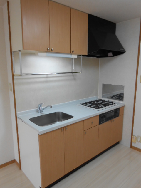 キッチン　システムキッチン（３口ガスコンロ・グリル付）完備