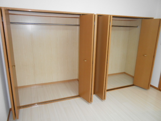 収納　寝室内収納（クローゼット・２間分）完備