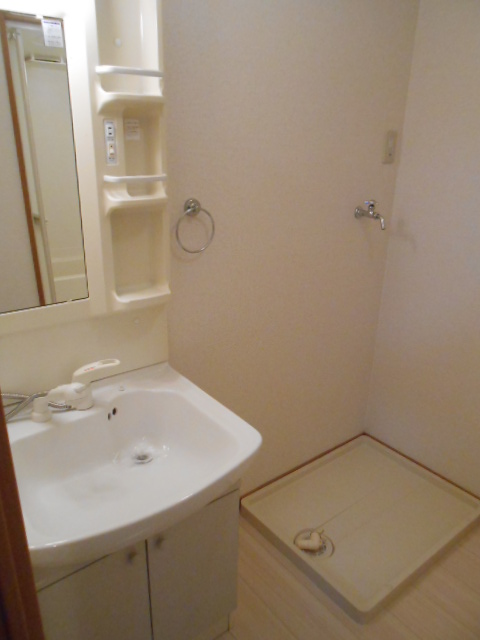 洗面設備　シャワー付洗面化粧台・屋内洗濯機置場完備