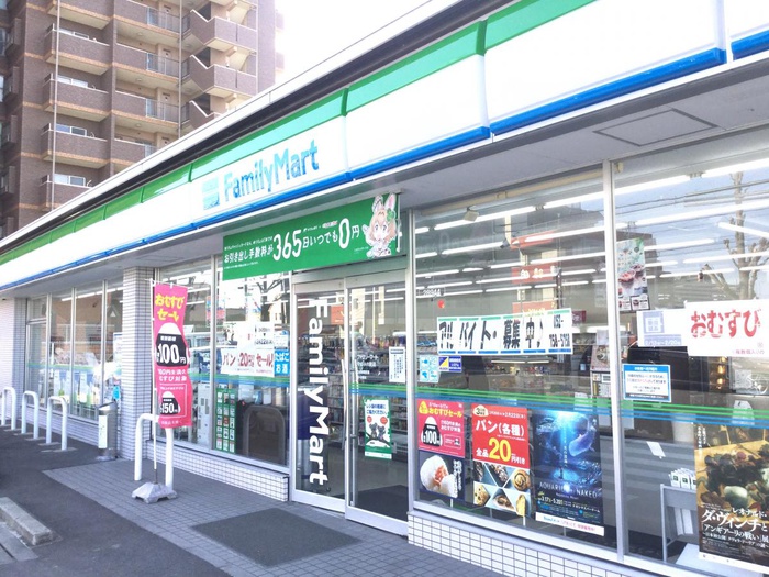 コンビニ　ファミリーマート（コンビニ）まで253m