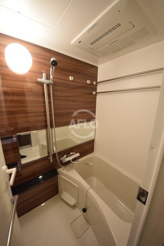 バス・シャワールーム　TAT LYON TIMBER TOWN　綺麗な浴室