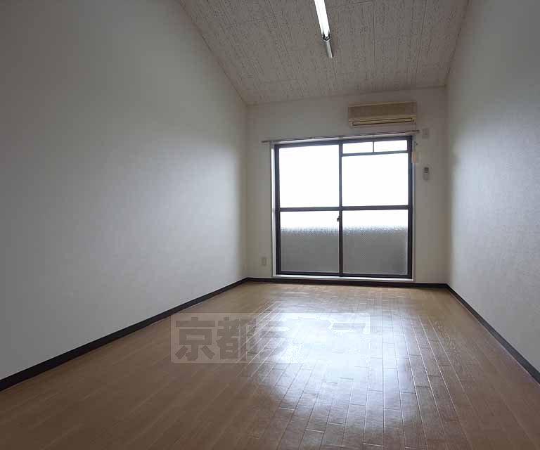 居室・リビング　天井が高く、開放感のあるお部屋です。