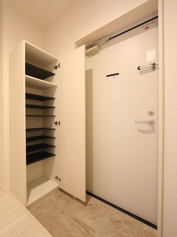 玄関　玄関　シューズボックス付（収納充実してます）