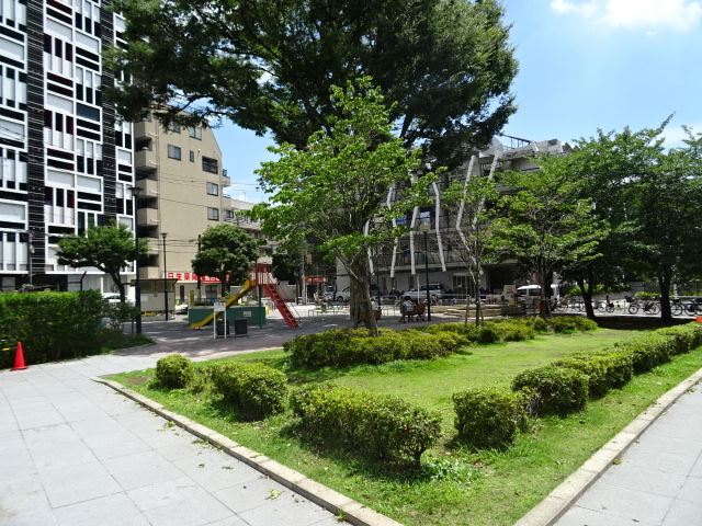 公園　水野原児童公園　ビルに囲まれた中にある憩いの場所。（公園）まで370m