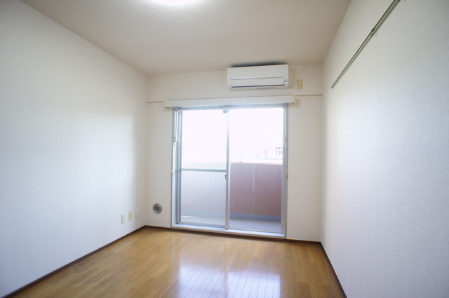 居室・リビング　人気の南東向きなので暖かな日差しが入りますね♪