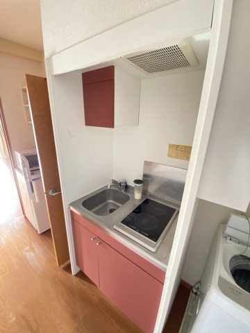 居室・リビング　家具・家電が所狭しと配置された居室。