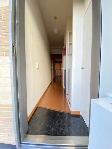 キッチン　２口電気コンロとシングルレバー水栓が便利な台所。