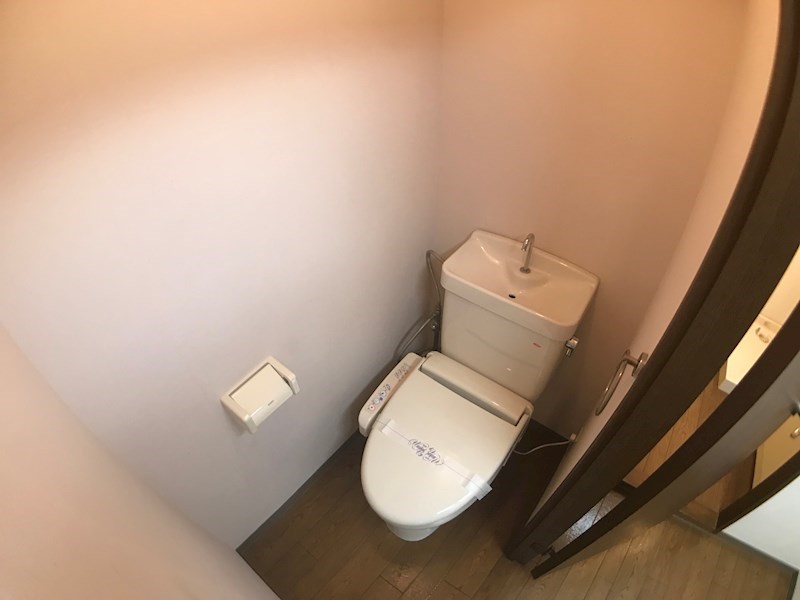 トイレ　温水洗浄便座で毎日清潔に保てます