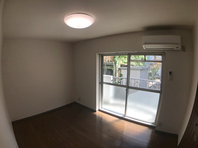 居室・リビング　南西向きの洋室です