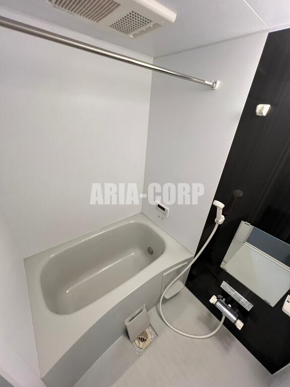 バス・シャワールーム　追い焚き機能付。カラーパネル採用でお洒落なバスルーム。