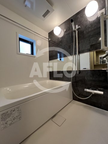 バス・シャワールーム　シーズンフラッツ阿波座　窓付きバスルーム