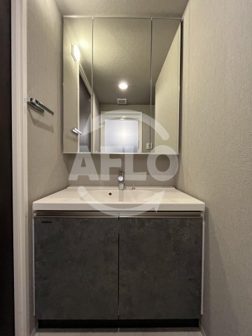 洗面設備　シーズンフラッツ阿波座　三面鏡独立洗面台