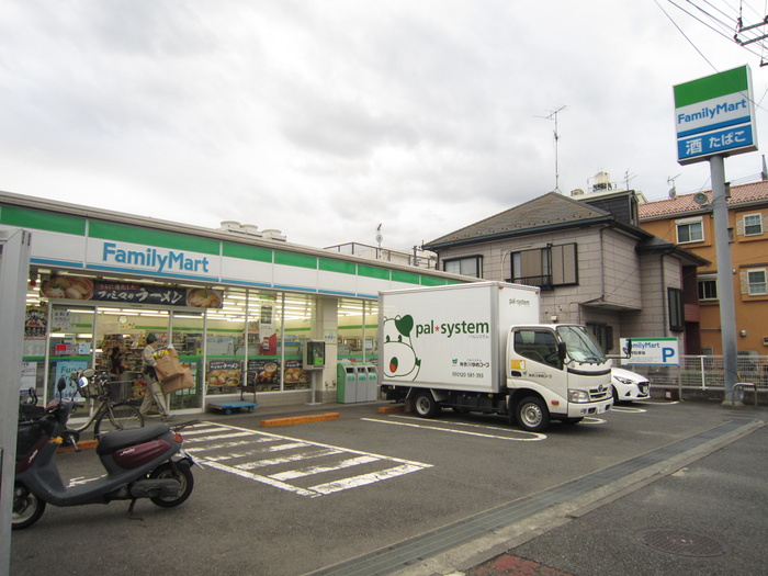 コンビニ　ファミリーマート（コンビニ）まで450m