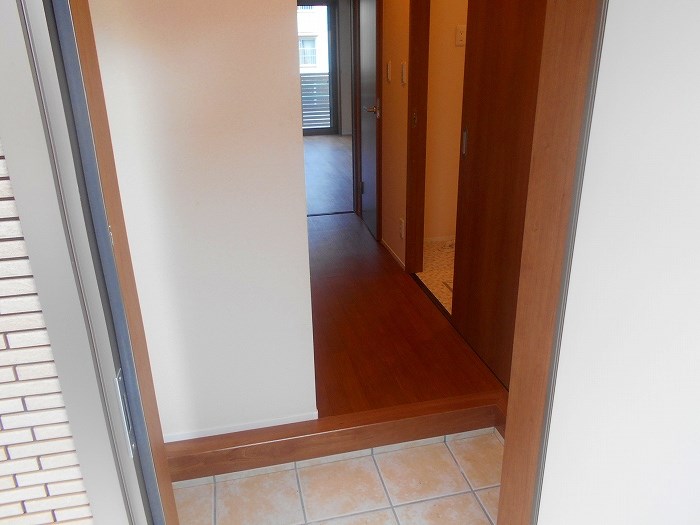 玄関　同物件別部屋参考写真です