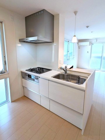 キッチン　３口ガスコンロとグリル付きの対面式システムキッチン