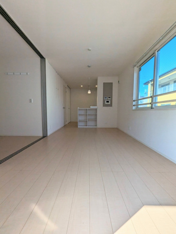 居室・リビング　２面彩光で明るいリビング