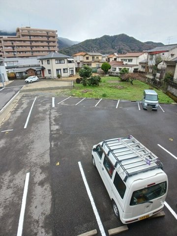 駐車場　駐車場があるので、車を買う予定の方も安心です