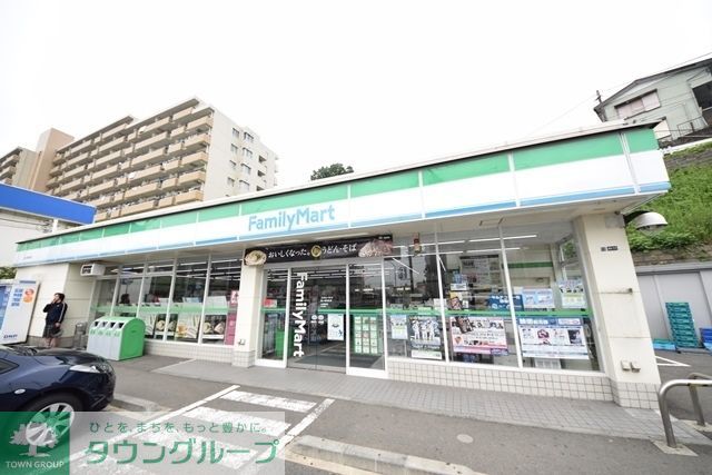 コンビニ　ファミリーマート（コンビニ）まで851m