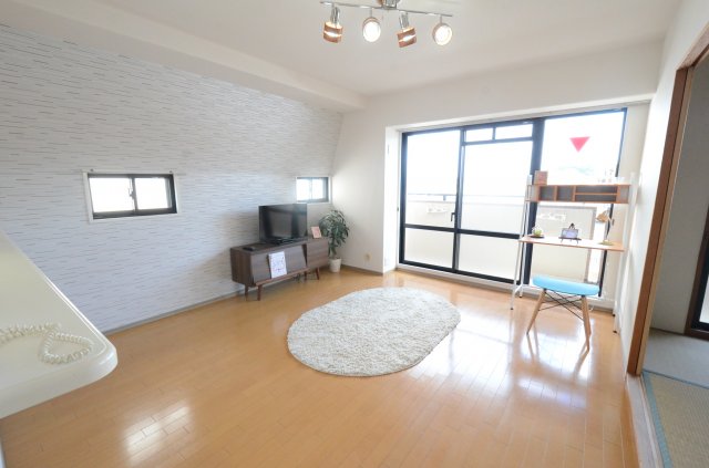 居室・リビング　２面採光の明るいリビング！