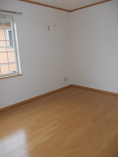 居室・リビング　リビングは明るい色合いのフローリング