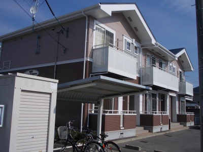 建物外観　全面に建物がなく、日差しがたっぷり入ります！