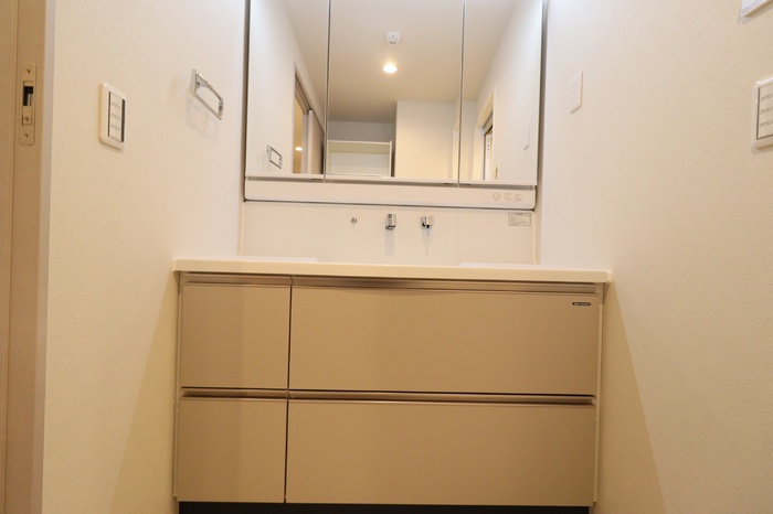 洗面設備　洗髪洗面化粧台（三面鏡）