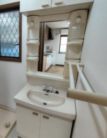 洗面設備　独立洗面台、小物を置くことができて便利です