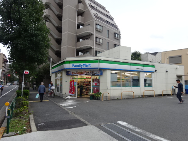 コンビニ　ファミリーマート 中野鷺宮一丁目店（コンビニ）まで389m
