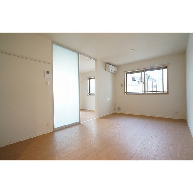 居室・リビング　広々リビング１２．３帖♪