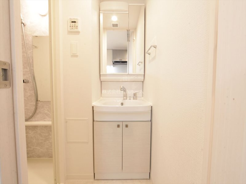 洗面設備　脱衣所　独立洗面台（シャンプードレッサー付）