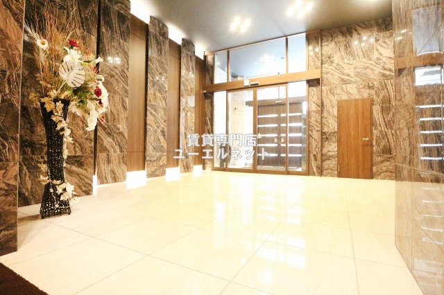 エントランス　毎日通る場所だからこそ、洗練された空間に