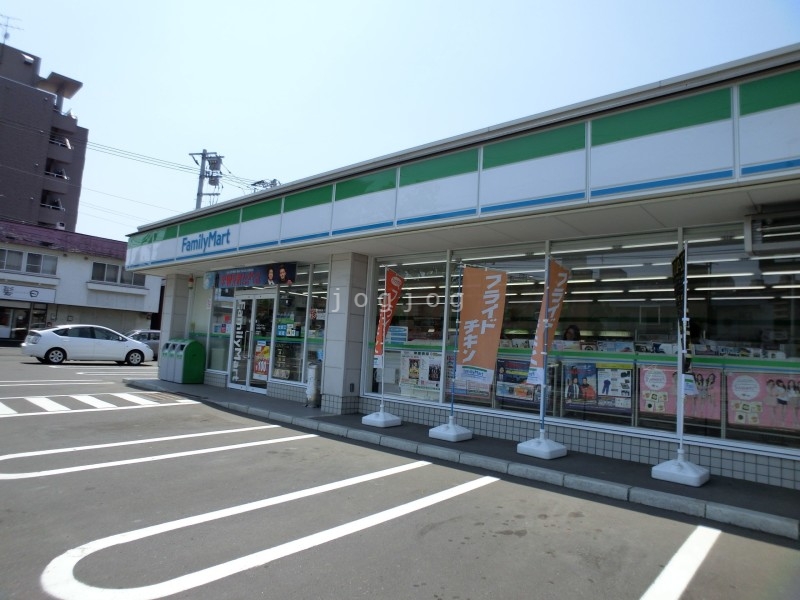コンビニ　ファミリーマート札幌旭町7丁目店（コンビニ）まで293m