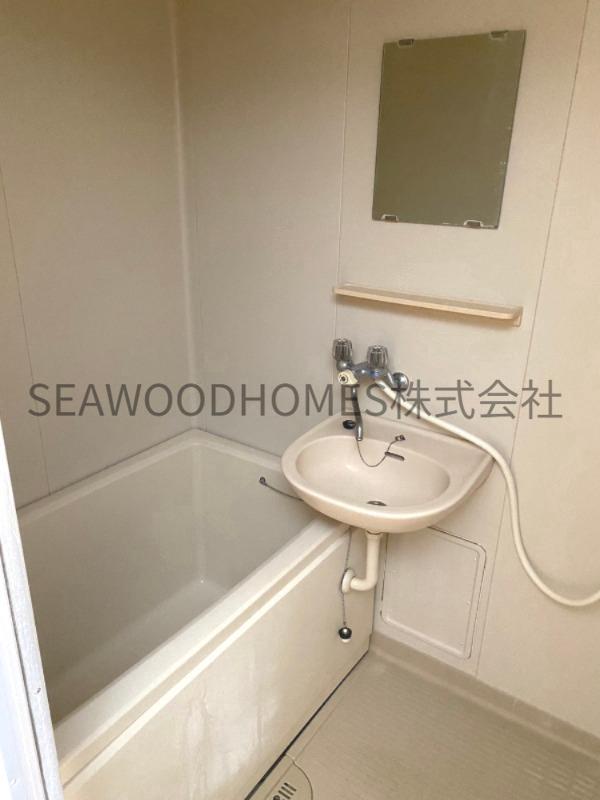 バス・シャワールーム　洗面台付きバスルーム