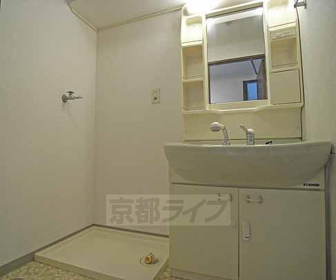 洗面設備　大きくて使いやすい洗面台です。