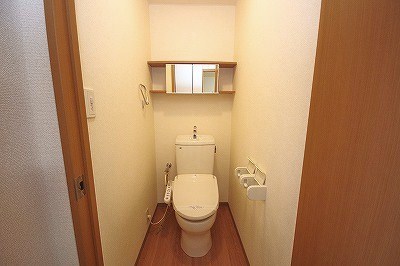 トイレ　温水洗浄便座付き