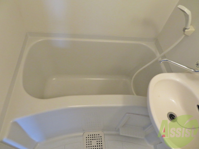 バス・シャワールーム　バスルームは狭すぎず、シャワーも浴びやすそうです。