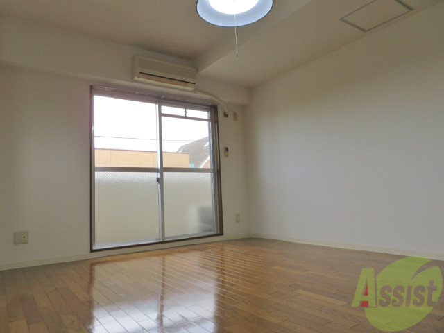 居室・リビング　１０．２帖の洋室です。広々として、きれいですね。