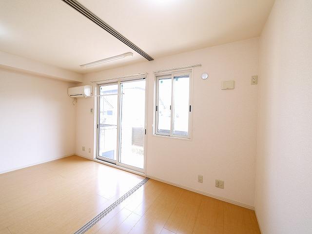 その他部屋・スペース　落ち着いた色調の寝室です