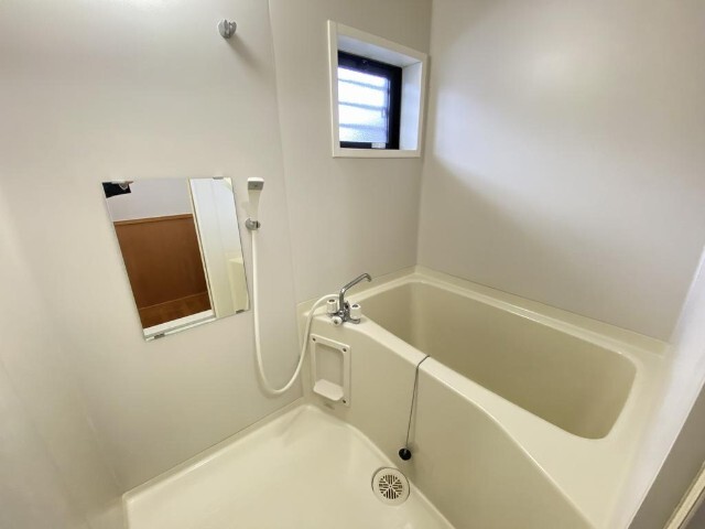 バス・シャワールーム　同物件別室のイメージ画像となります　反転した間取りとなります