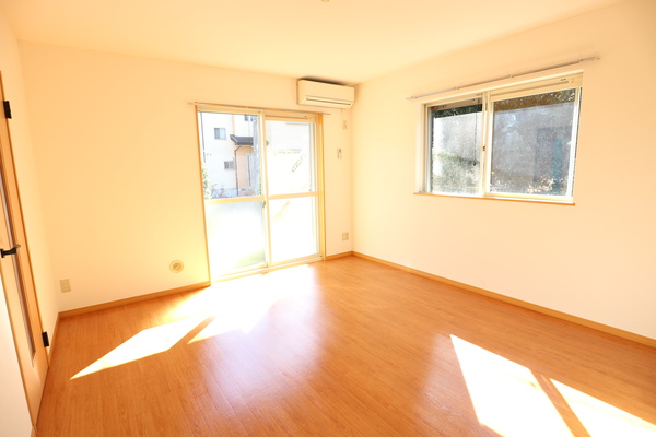 居室・リビング　二面採光★